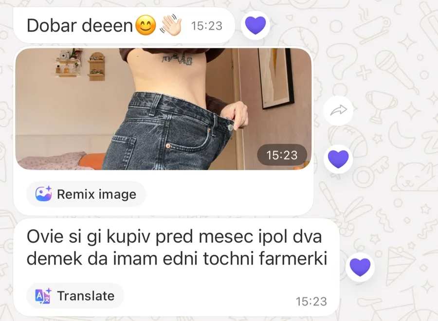Клиентка покажува дека фармерките купени пред два месеци сега ѝ се широки